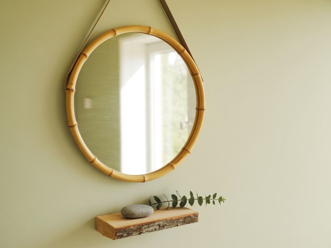 nowoczesny wystrój z lustrem z bambusa